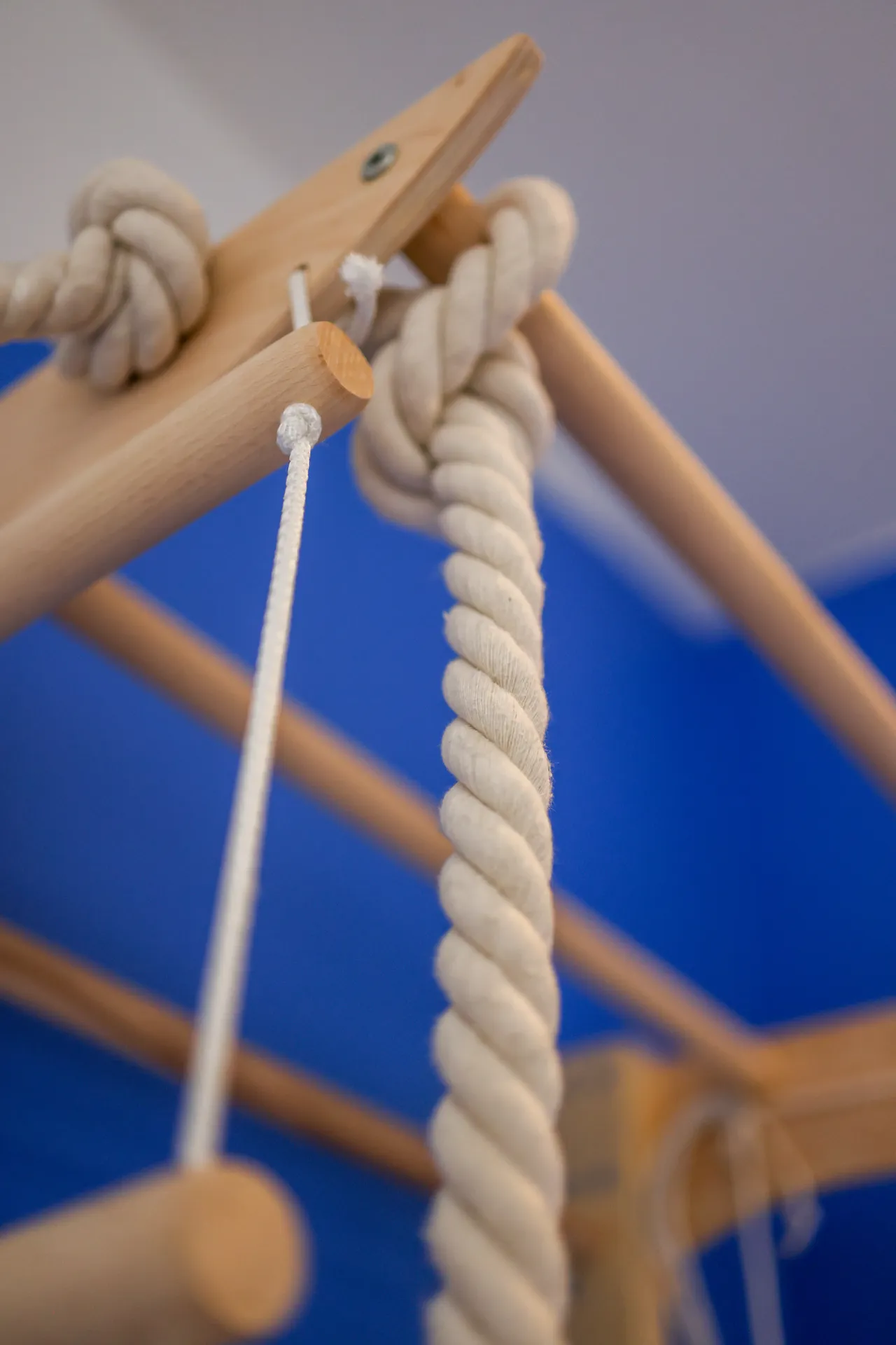 Ein Kletterseil und die obere Kante der Sprossenwand aus der Nähe